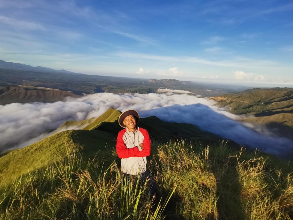 Mt. Kulago Impasugong Bukidnon. Sea of clouds early morning by Manakaay ug Bukid.