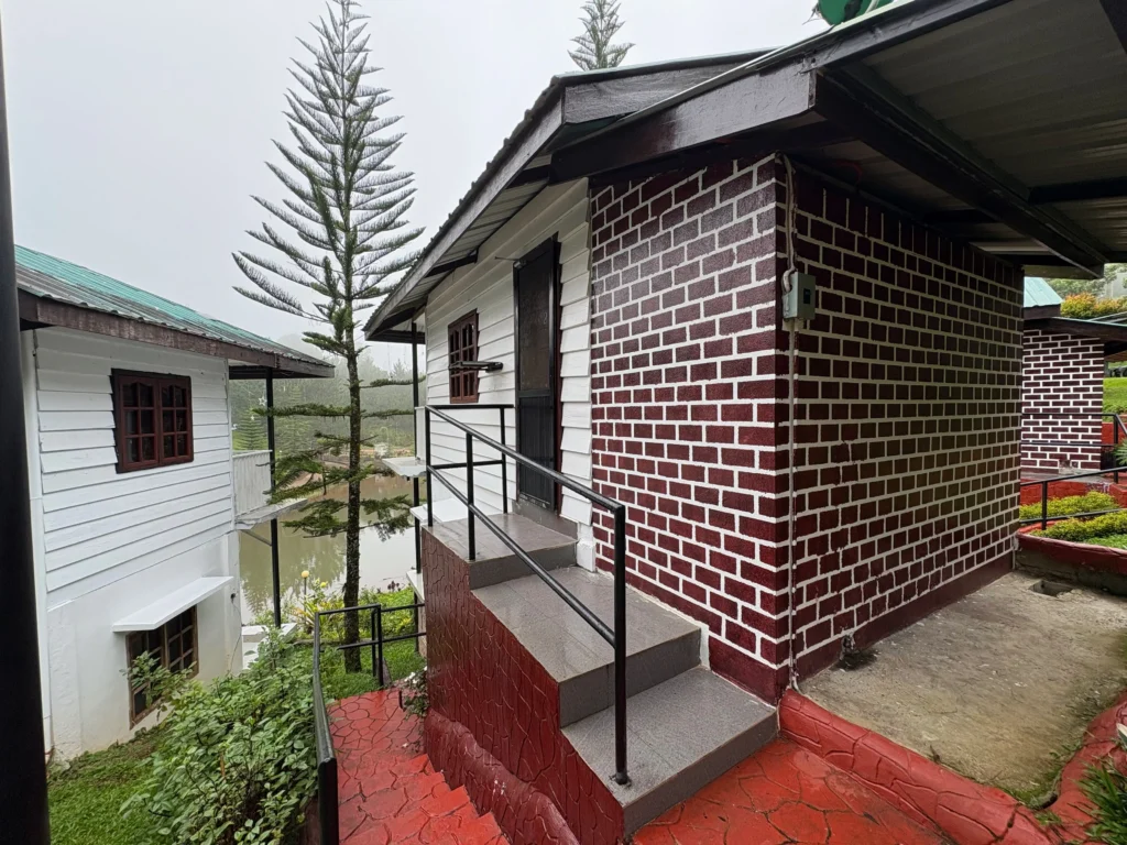 Reel Place Lorega house cottage facing the lake
