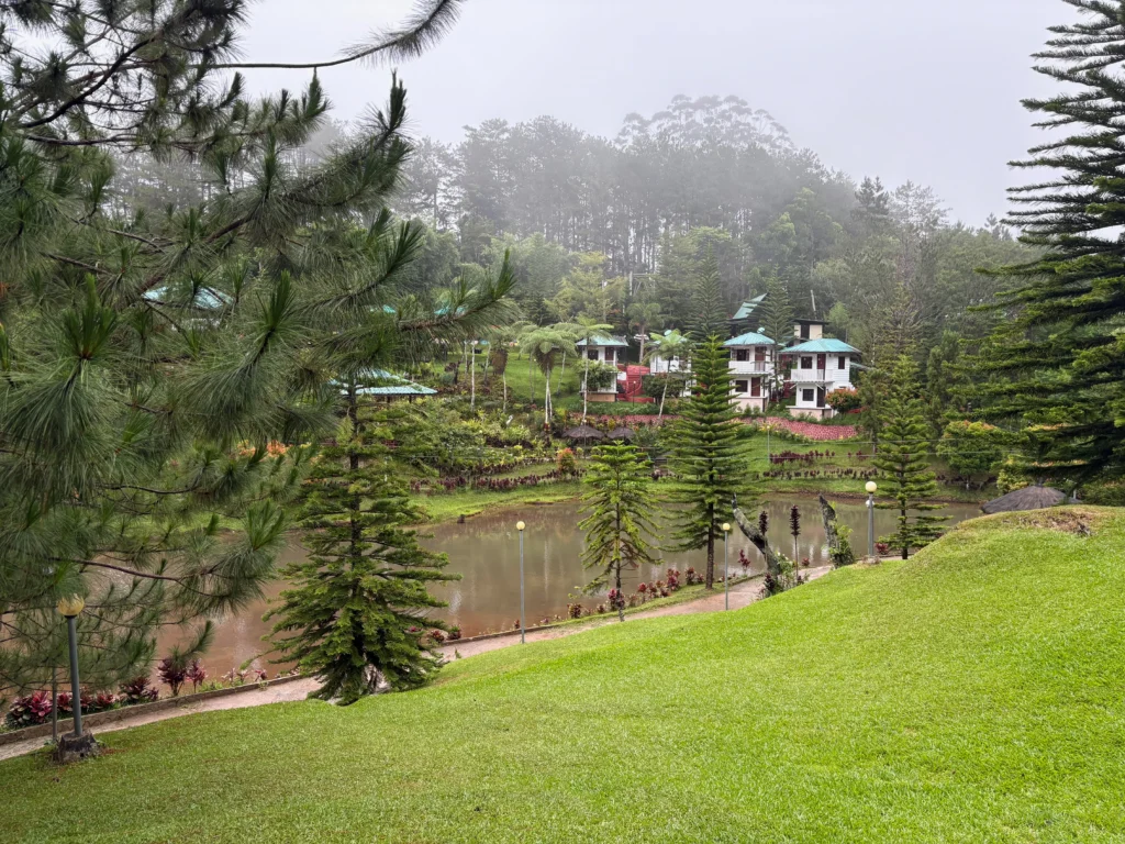 Reel Place Lorega landscape facing the lake and rooms