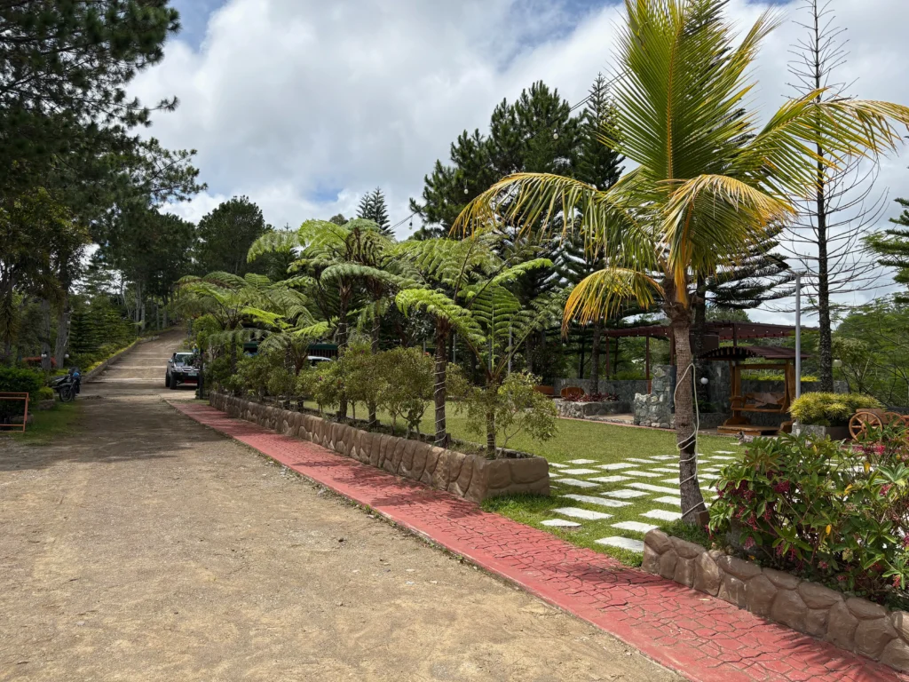 loghouse 28 mountain resort kitaotao bukidnon entrance and parking area